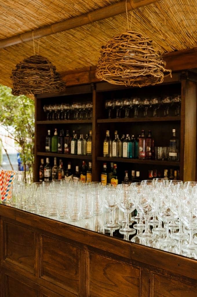 Barra de bebidas de madera bajo un techo de cañizo