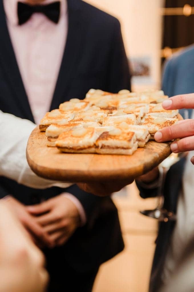Camarero ofreciendo una bandeja de canapés